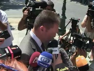 Troika volta a pressionar gregos