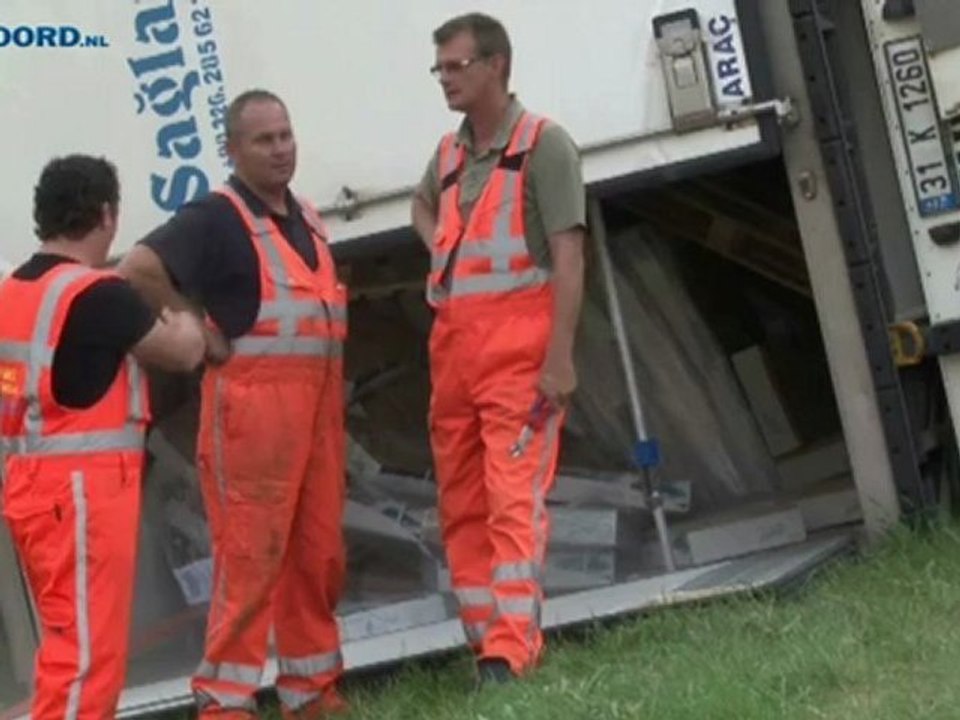 Vrachtwagen met vis gekanteld op Ringweg Oost in Stad - RTV Noord