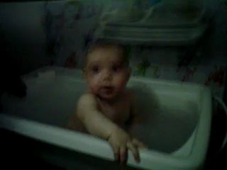 Maria Eduarda brincando na banheira