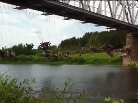 135 personnes sautent d'un pont