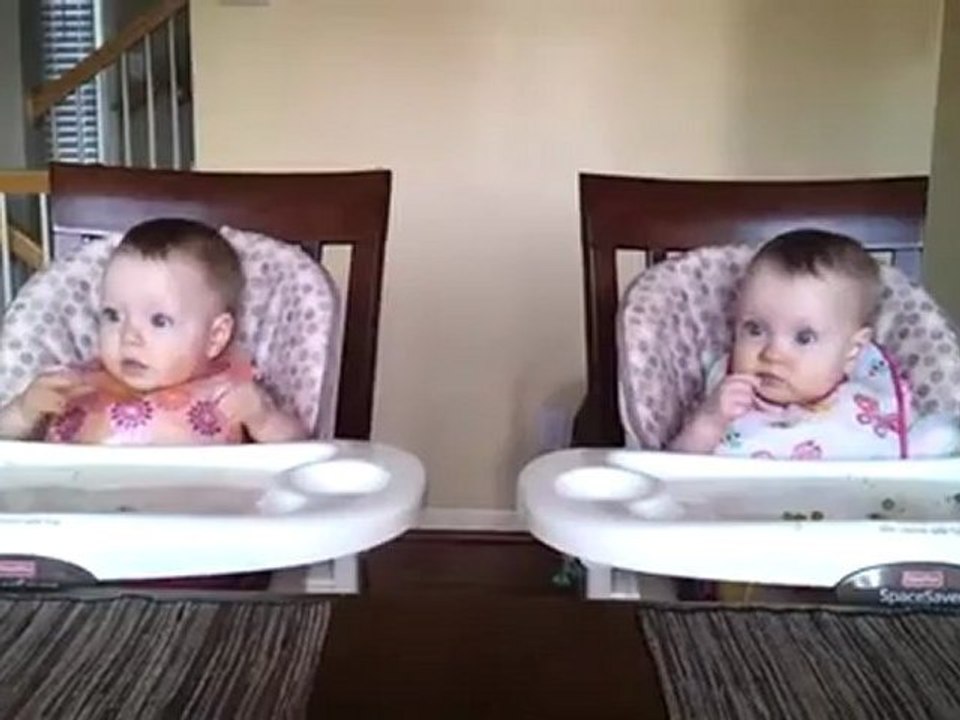 bébés jumelles et papa à la guitare