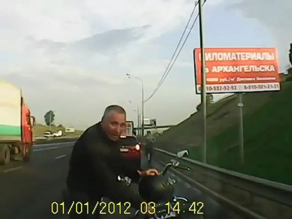 une femme fait des acrobaties sur sa moto