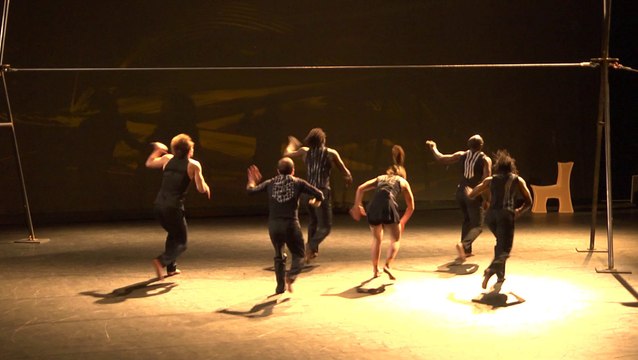 AU DELA DES FRONTIERES