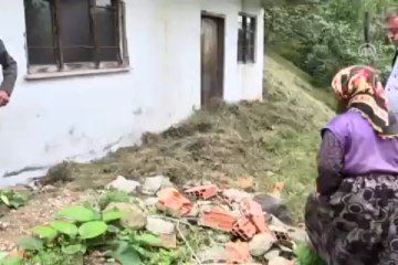 Evin üzerinde 200 tonluk kaya