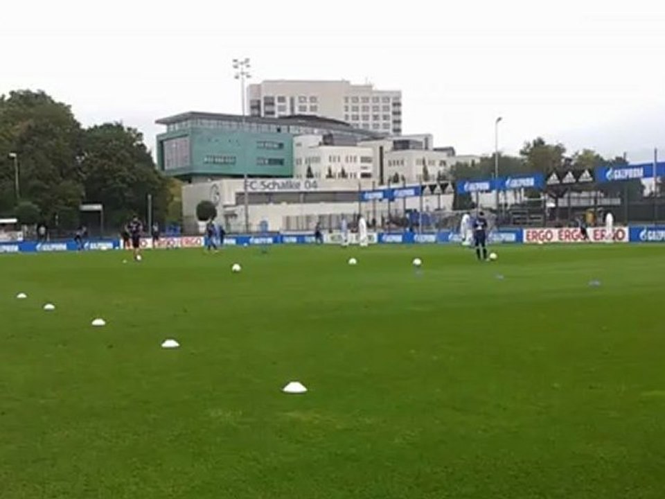 Max Meyer schießt den Dummy ab