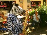 UN ZEBRE jouant du SAXOPHONE a BRUXELLES