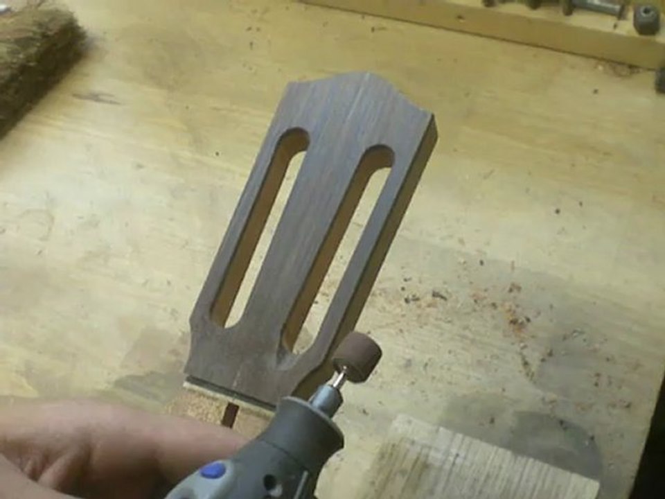 Kenzo Lutherie - Chanfreinage des lumières tête guitare classique