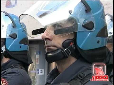 Napoli - Astir, protesta nel centro, lavoratori accerchiano Caldoro (11.09.12)