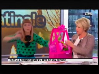 Cyril Hanouna envoie un bouquet de fleurs à Ariane Massenet en direct