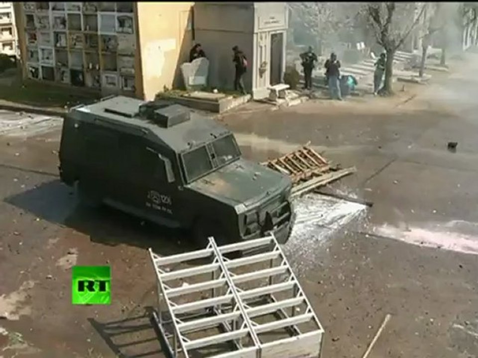 Chile clashes video: Paintballs & teargas at march to remember Pinochet victims