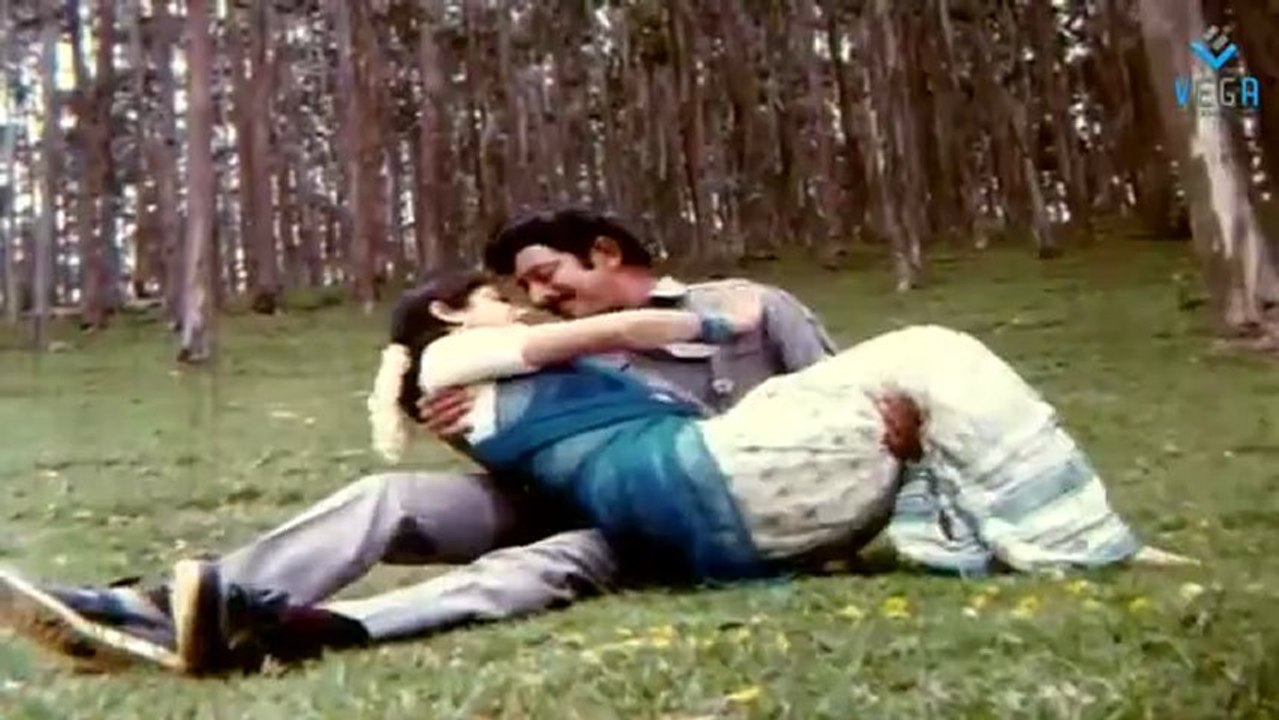 Pattu Ollu Pattu (Jayam Mande) Krishna, Sri Devi Romantic Song