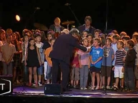 120 enfants autours de Pierre Perret (Mouilleron-le-Captif)