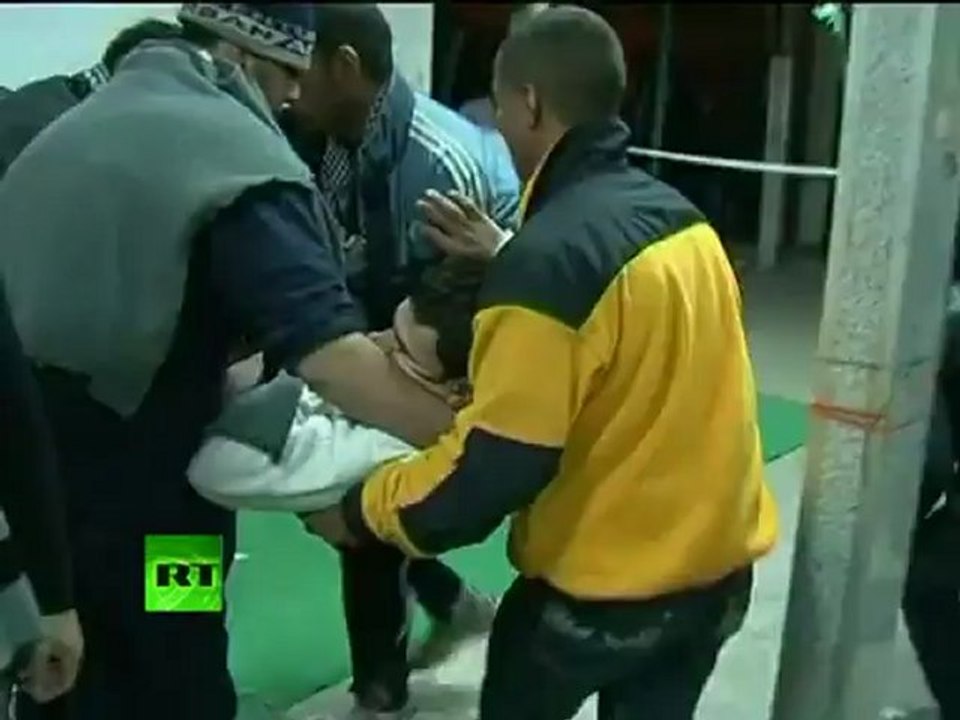 Egypt unrest video: Protesters vs police & tear gas in Cairo