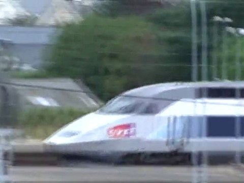 TGV passage rapide en gare