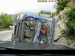 Camion citerne se benne