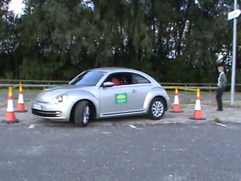 Matthias beim einparken am Flughafen in Nürnberg am P12 Parkplatz mit Sunny Cars