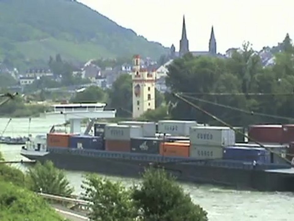 Raddampfer Goethe und andere Rheinschiffe zwischen Assmannshausen und Rüdesheim