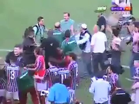 Batalla campal en un estadio de Brasil