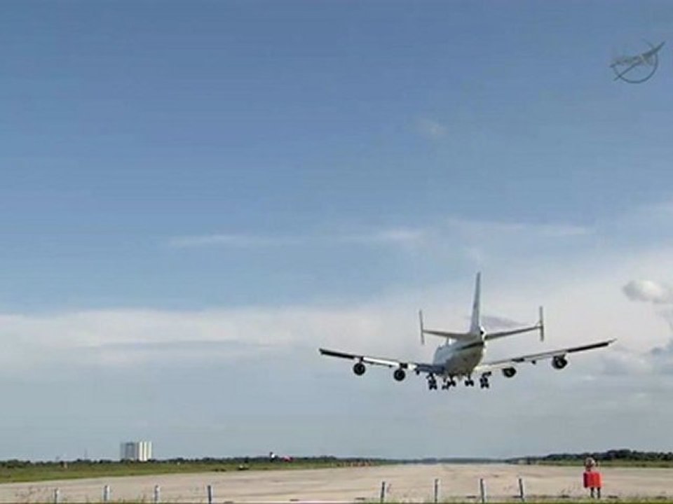 Arrival of Boeing 747 for Shuttle Endeavour