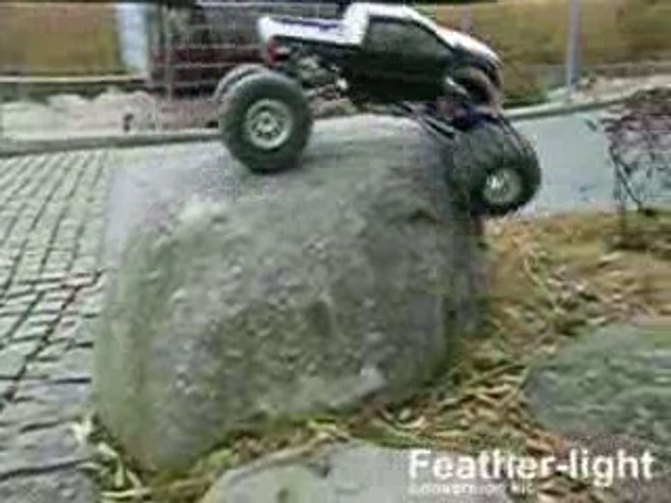 Clod crawler qui grimpe un gros rocher