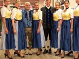 Lufthansa Oktoberfestcrew 2012 in Tracht - Einkleidung bei Angermaier Trachen, München