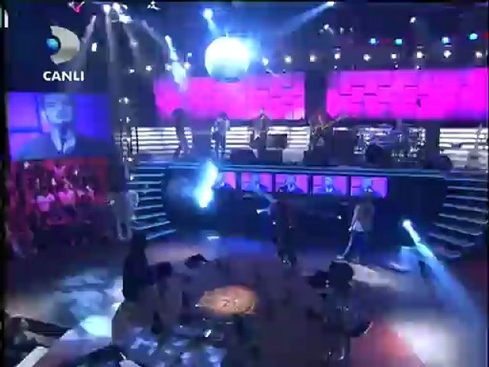 Disko Kralı Canlı Performans - Mor ve Ötesi - Camgezer