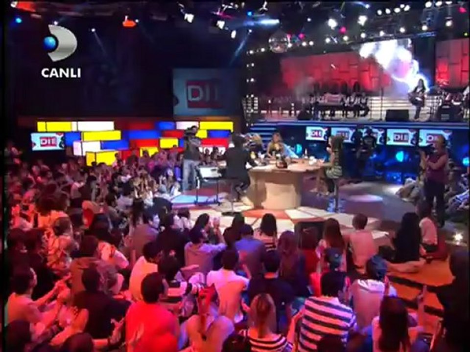 Disko Kralı - Gülden Karaböcek Sürünüyorum'u Söylüyor