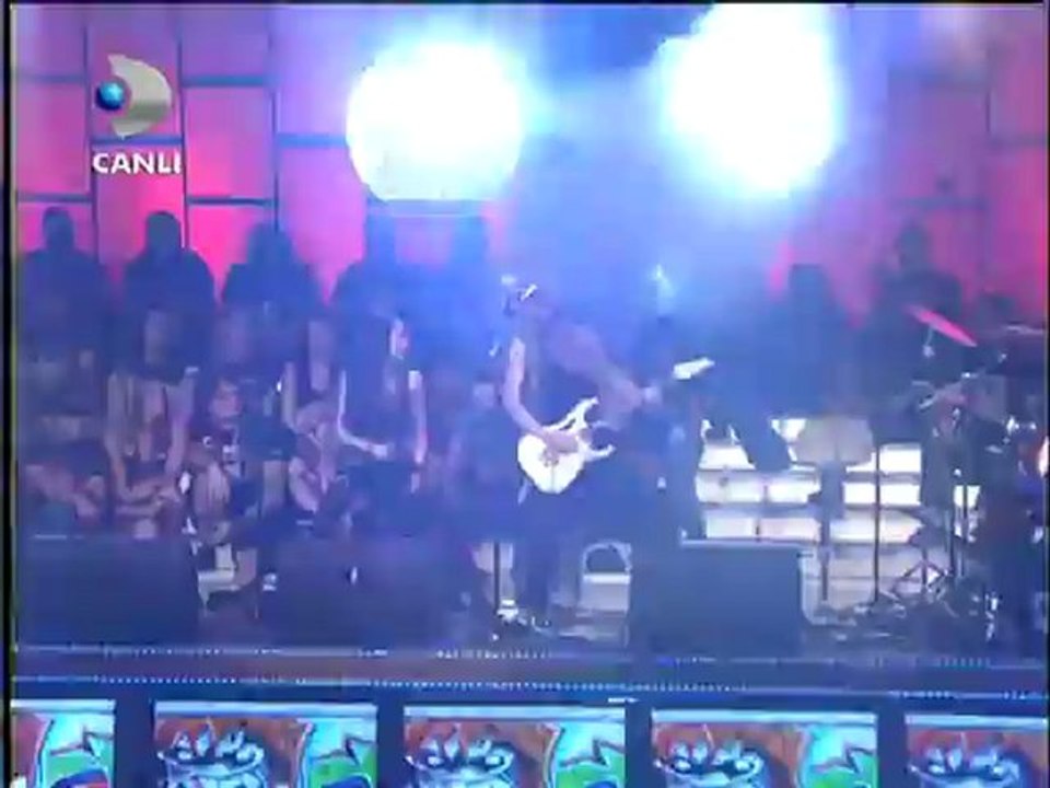 Disko Kralı Canlı Performans - Kırmızı - Çekilin Başımdan