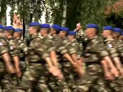 96 gendarmes déployés en Afghanistan défilent sur les Champs Elysées