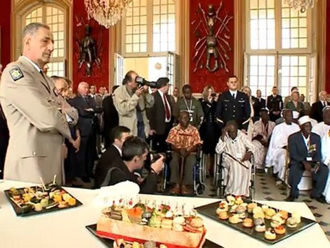 Les anciens combattants africains reçus aux Invalides par le secrétaire d'état à la Défense et