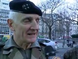 Alain Juppé visite les militaires en mission Vigipirate à la gare Montparnasse