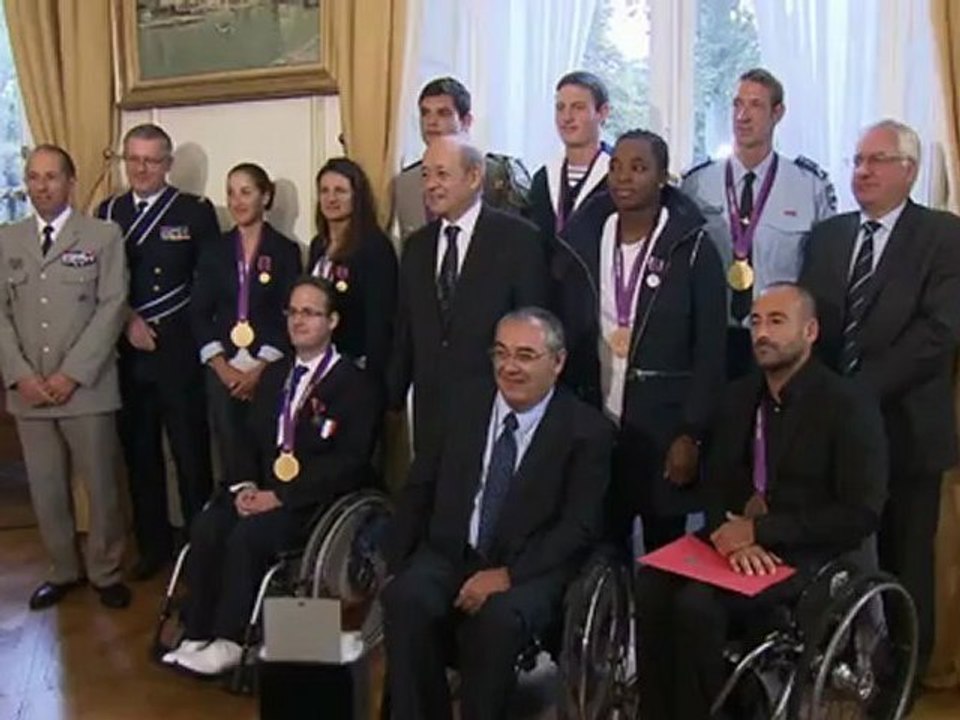 Le ministre reçoit les sportifs de la défense médaillés aux Jeux de Londres
