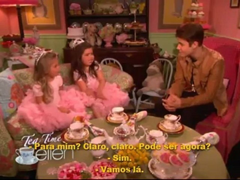 Justin Bieber participa do quadro " Tea Time " com Sophie Grace e Rosie.