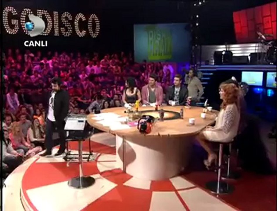 Disko Kralı - Bakıyorsun ama gerçek