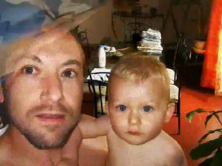 Noam, 10 mois, sa première piscine