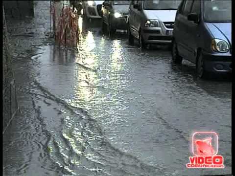 Napoli - Maltempo, allagamenti nel napoletano, frana a Castellammare (13.09.12)
