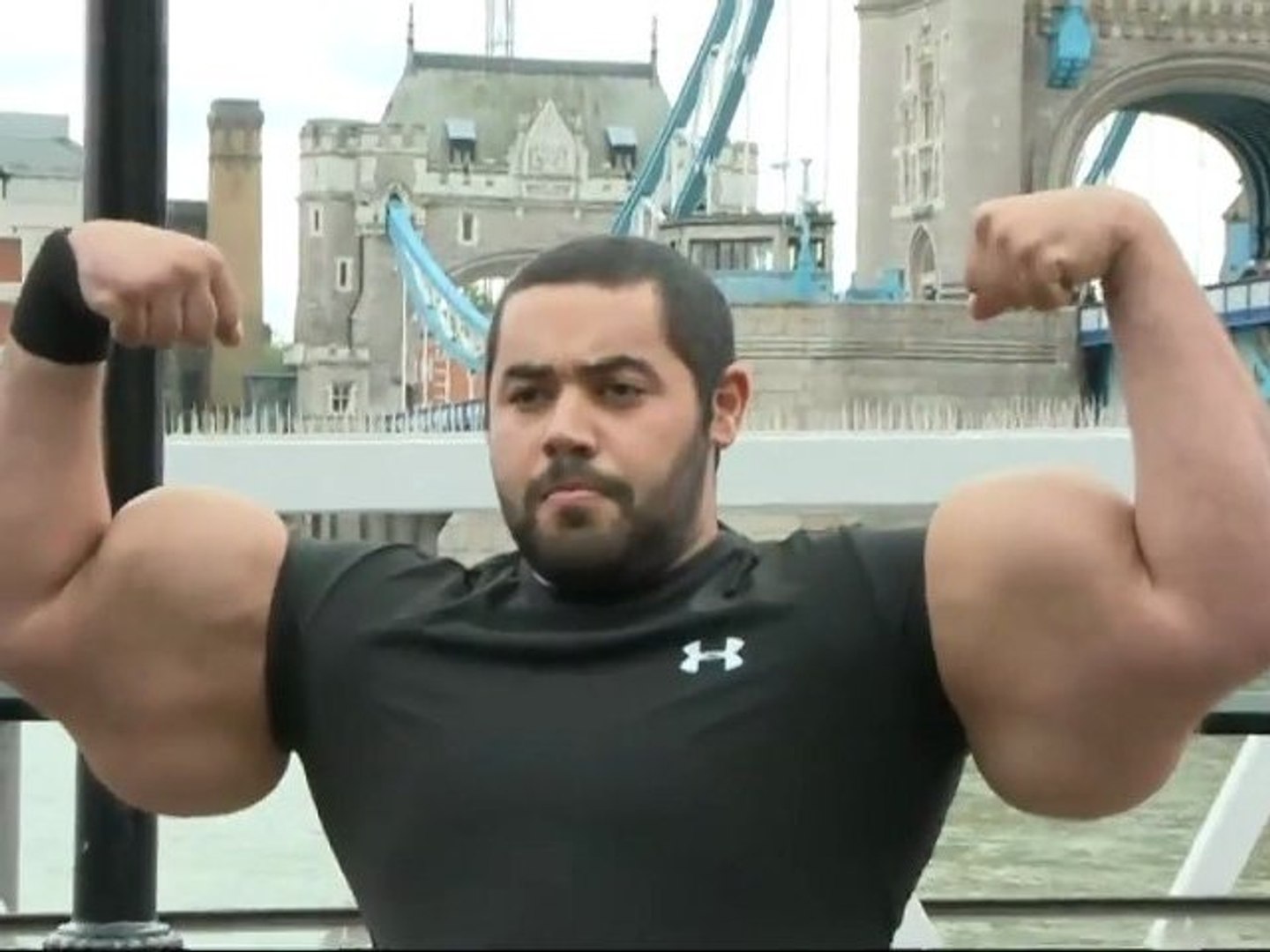 Moustafa Ismail boasts the largest biceps in the world - Vidéo Dailymotion
