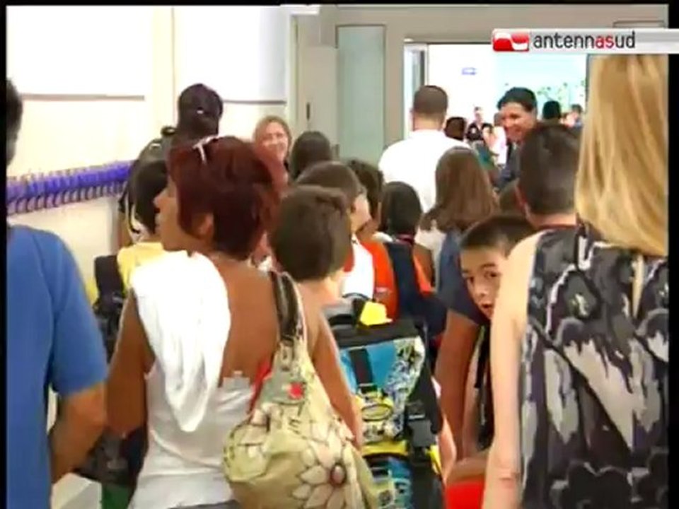 TG 13.09.12 Primo giorno di scuola, mancano banchi e professori