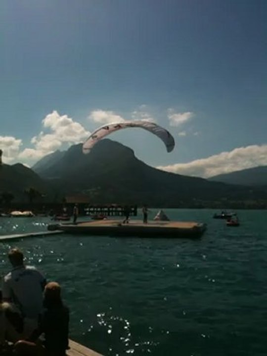 Atterrissage ponton Talloires Alan Loehe redbull elements saison 2 (2012)