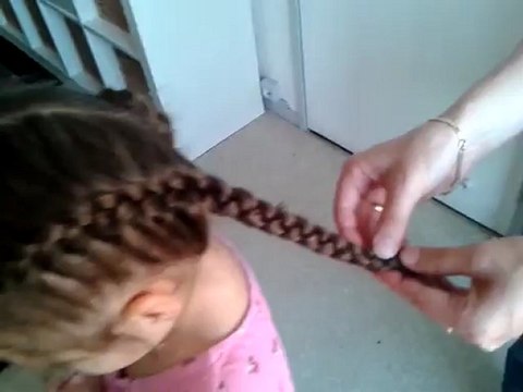 Coiffure 27 : Les petits macarons en nattes collées