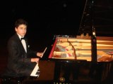 GENÇ Piyanist Klasik Batı Müziği SİYAH BEYAZ SÖYLEŞİ Türk Besteci Akustik Kuyruklu Grand ana  Piyano Konseri Besteci İlhan Baran  Klasikler