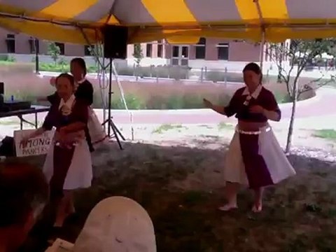 11 LaCrosse Hmong Dancers Folkfest 2012