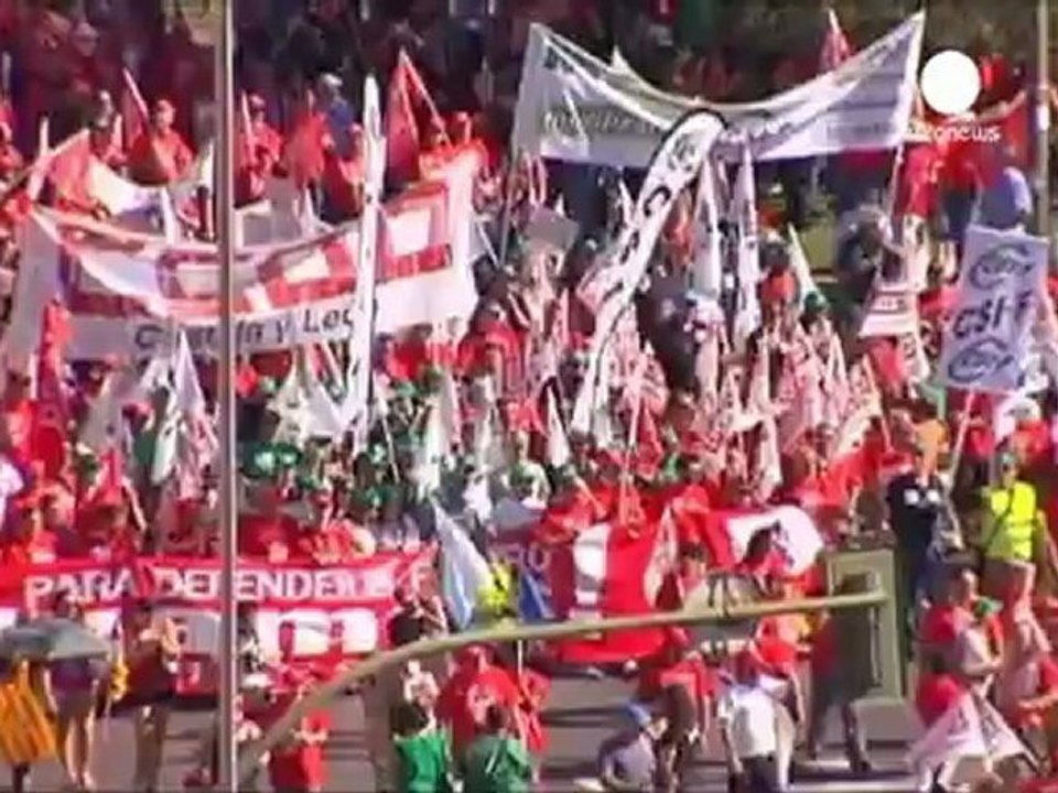 Los manifestantes en España exigen un referéndum sobre...