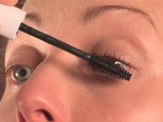 How To: Using a Mascara Wand