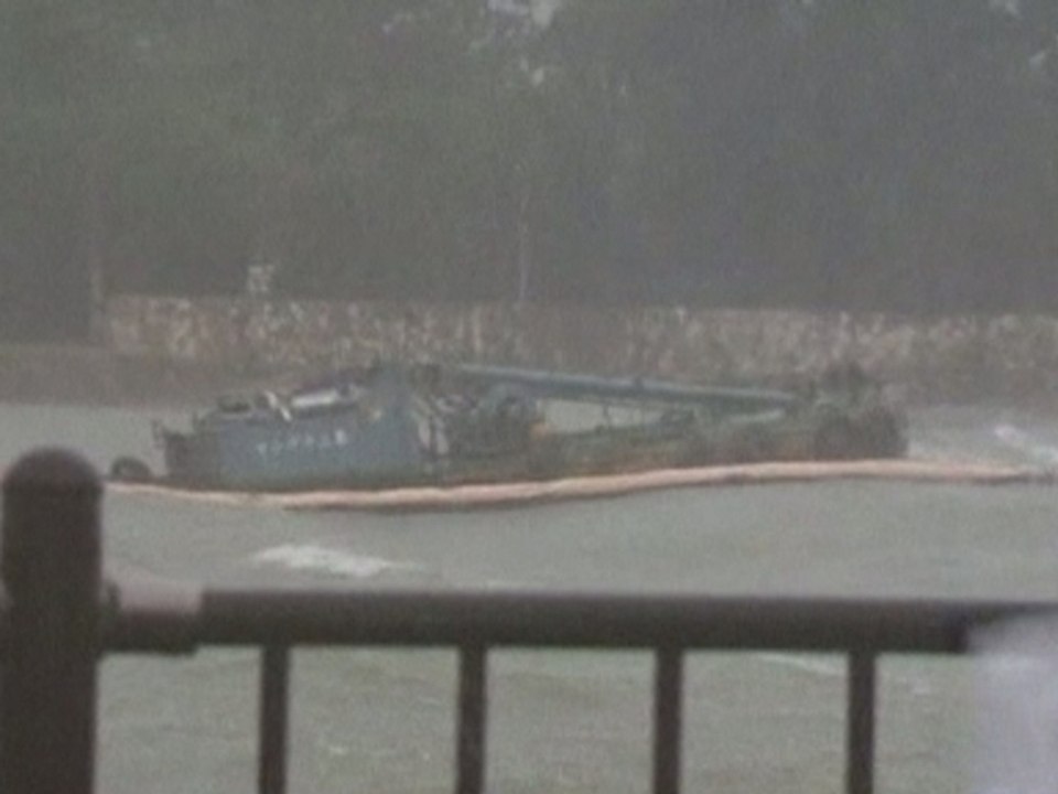 Typhoon Sanba slams Okinawa