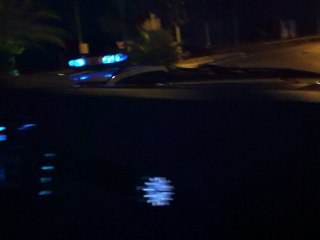 Contrôle de police sur rond-point en Hummer H²