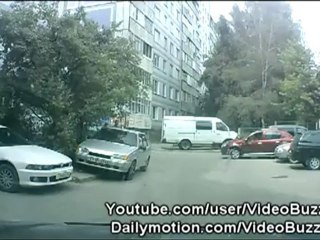 Femme vs Parking / Woman trying to park her car / Девушка паркуется