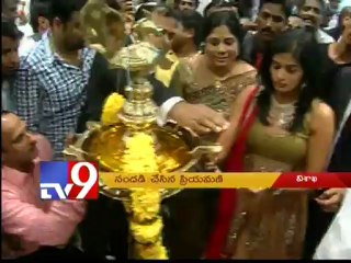 Priyamani inaugurates joyalukkas showroom in Vizag