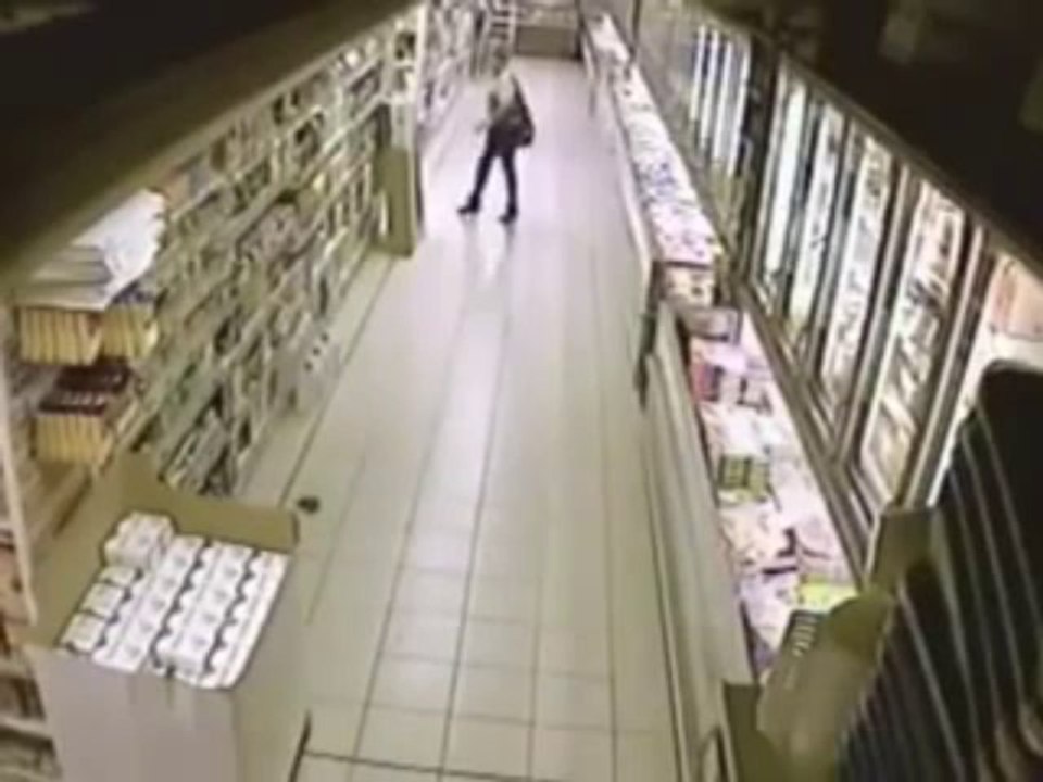 Süpermarketin Ortasına Sıçan Kadın