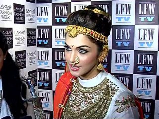 Raw:LKW day2 isha koppikar and sonali bendre walks on ramp for sarshitta chatterjee deshpade